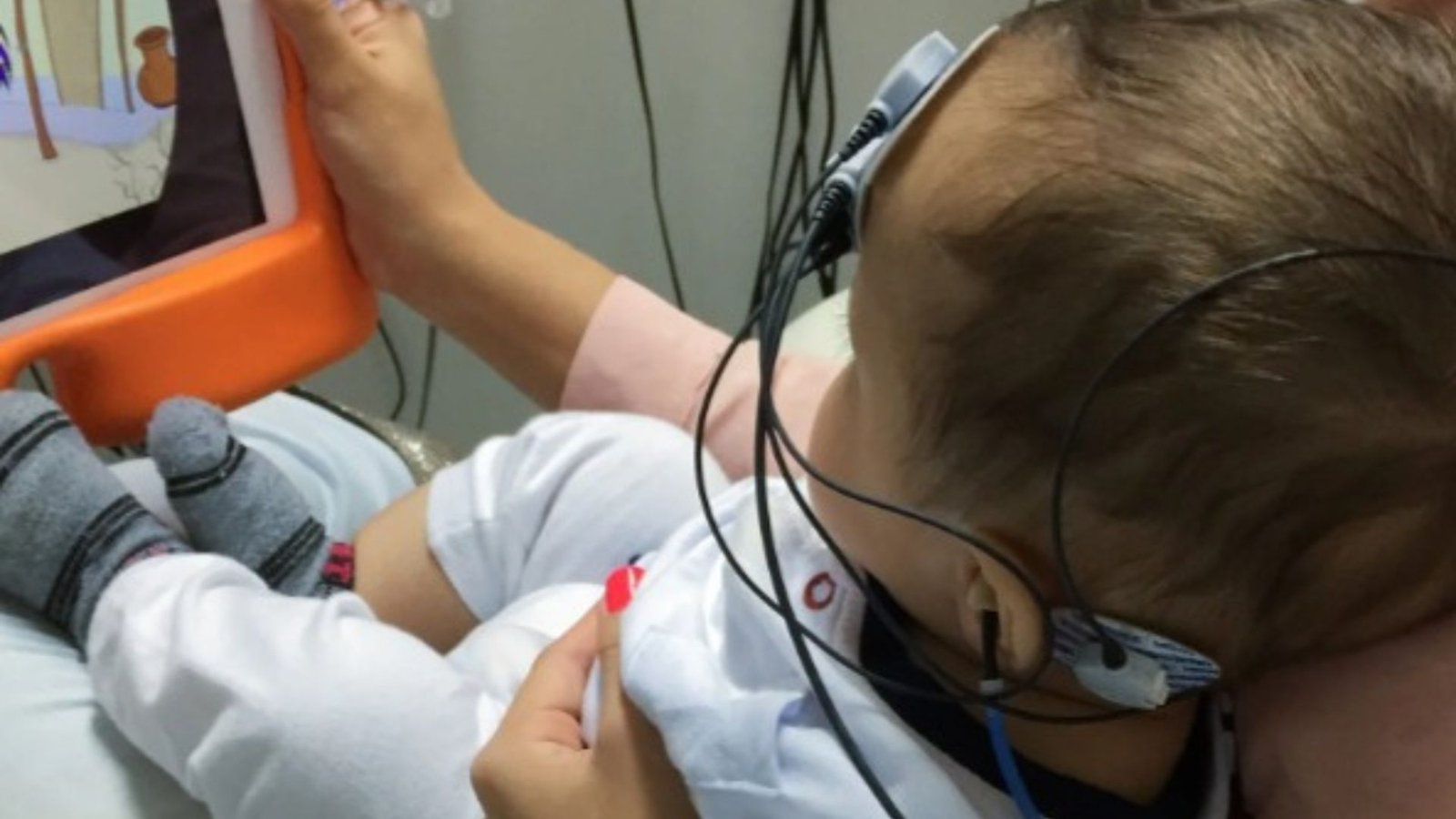 Criança fazendo o exame BERA / PEATE na Clíncia Andreia Lot
