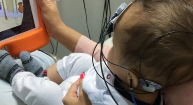 Criança fazendo o exame BERA / PEATE na Clíncia Andreia Lot